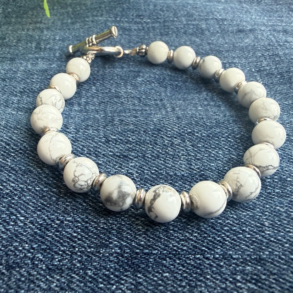 White Howlite 8mm Gemstone Beaded Bracelet - 8" Long
